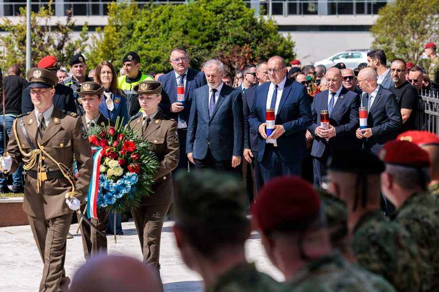 PAMTI SPLIT, DALMACIJA I HRVATSKA: U Splitu obilježena 35. obljetnica osnutka 4. gardijske brigade "Pauci" PAMTI SPLIT, DALMACIJA I HRVATSKA: U Splitu obilježena 35. obljetnica osnutka 4. gardijske brigade "Pauci"