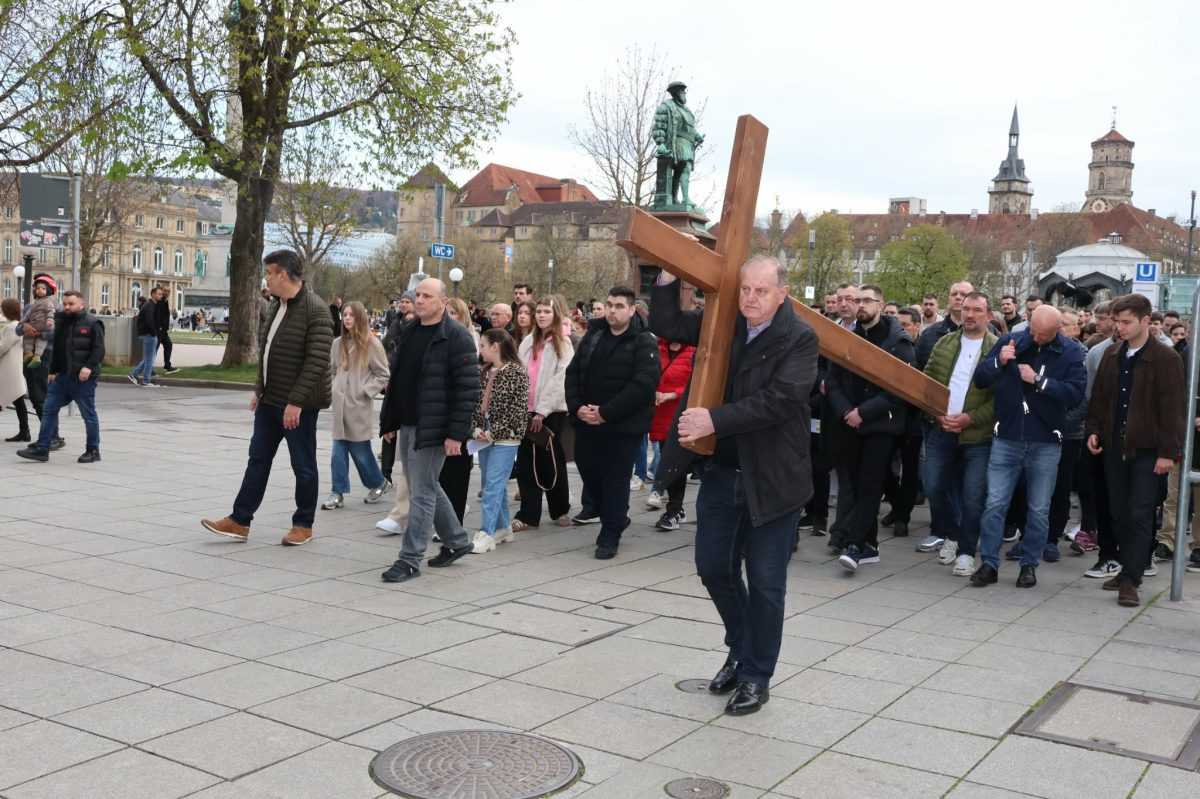 VELIKI PETAK U STUTTGARTU: U procesiji ulicama više od tisuću hrvatskih vjernika VELIKI PETAK U STUTTGARTU: U procesiji ulicama više od tisuću hrvatskih vjernika