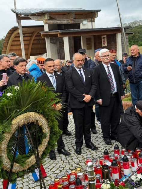 81. OBLJETNICA: Veleposlanik Glunčić položio vijence žrtvama Bleiburške tragedije i Križnog puta