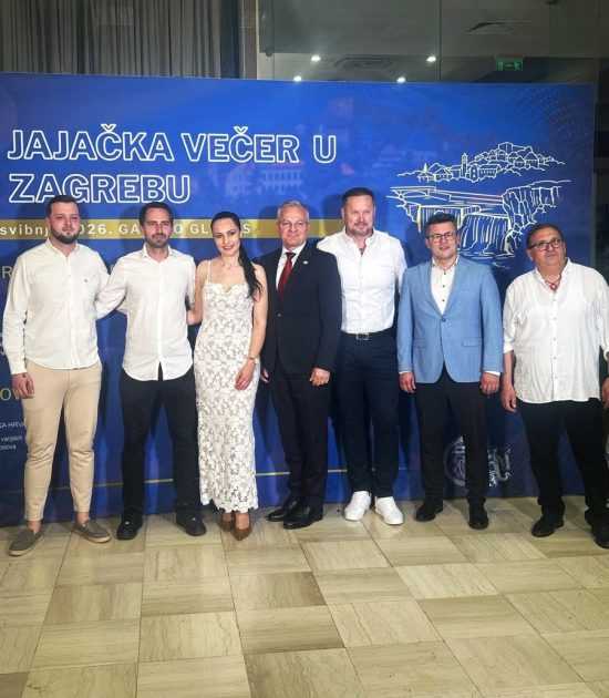 Državni tajnik Zvonko Milas i Anto Beko (četvrti i peti s lijeva) s Hrvatima iz jajačkog kraja / Foto: Fenix (Bare Pršlja)