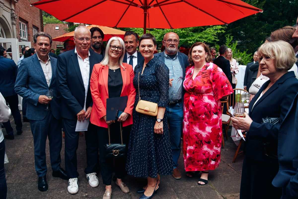TRODNEVNO SLAVLJE U HAMBURGU: Dan državnosti u organizaciji Generalnog konzulata svečano proslavljen u vili Stavenhagenhaus TRODNEVNO SLAVLJE U HAMBURGU: Dan državnosti u organizaciji Generalnog konzulata svečano proslavljen u vili Stavenhagenhaus