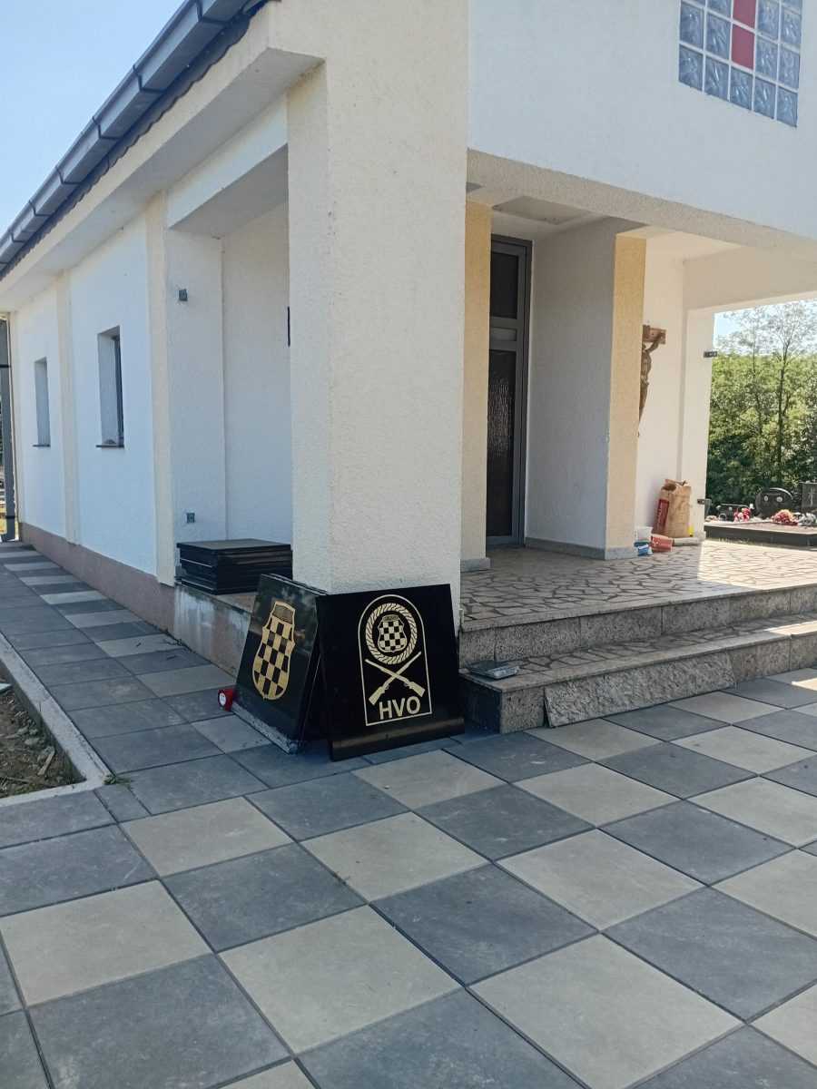 ŽELE PODIĆI NOVI: Hrvatski branitelji Dervente sami ukloniti postojeći spomenik hrvatskim braniteljima Spomenik HVO-u u Derventi / Foto: HRS