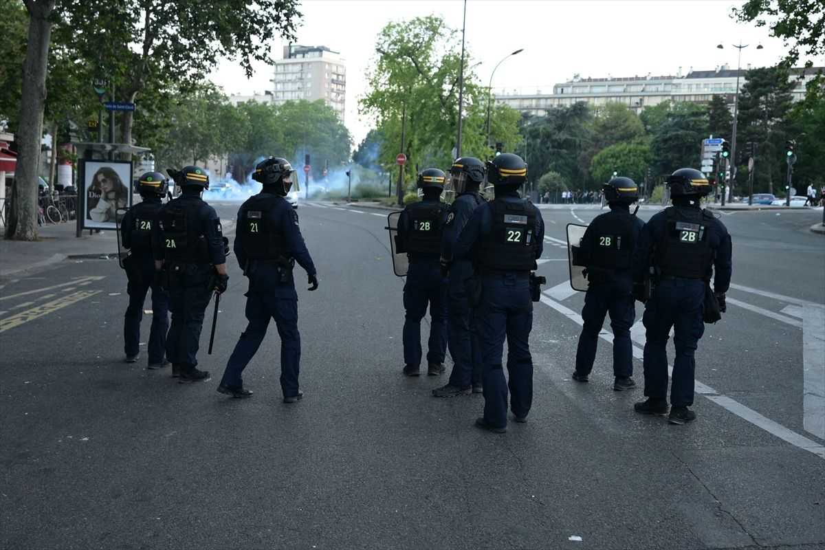 NEREDI NAVIJAČA NAKON POBJEDE PSG-a: Jedan poginuli, a privedeno 780 izgrednika, uključujući 283 u Parizu - ozlijeđeno 7 policajaca NEREDI NAVIJAČA NAKON POBJEDE PSG-a: Jedan poginuli, a privedeno 780 izgrednika, uključujući 283 u Parizu - ozlijeđeno 7 policajaca