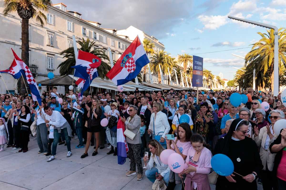 HOD ZA ŽIVOT U SPLITU: Pod geslom "Prvi korak je zakon" zatraženo da se nerođeno dijete zaštiti zakonom HOD ZA ŽIVOT U SPLITU: Pod geslom "Prvi korak je zakon" zatraženo da se nerođeno dijete zaštiti zakonom