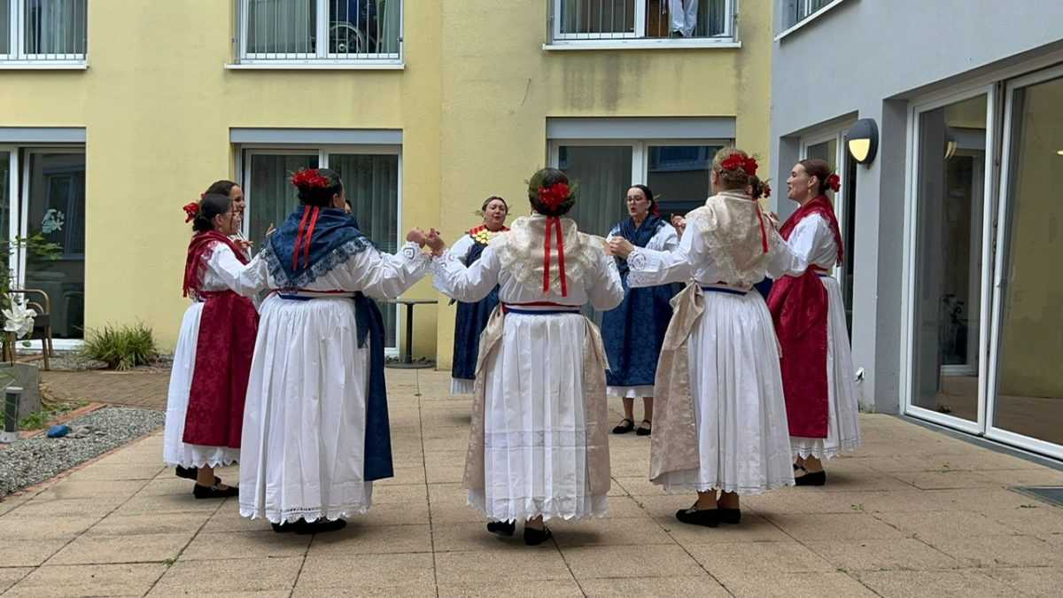 FOLKLOROM DO SRCA: KUD Croatia Heilbronn pjesmom i plesom razveselio stanare doma „Haus am See“ FOLKLOROM DO SRCA: KUD Croatia Heilbronn pjesmom i plesom razveselio stanare doma „Haus am See“
