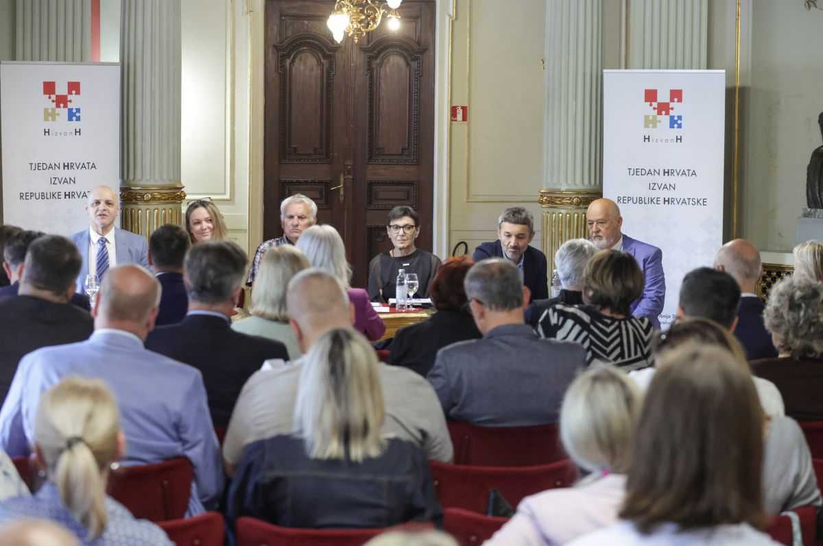 OKRUGLI STOL U ZAGREBU: Od BiH i Crne Gore do Njemačke i Kanade – kako Hrvati izvan domovine čuvaju svoj jezik OKRUGLI STOL U ZAGREBU: Od BiH i Crne Gore do Njemačke i Kanade – kako Hrvati izvan domovine čuvaju svoj jezik