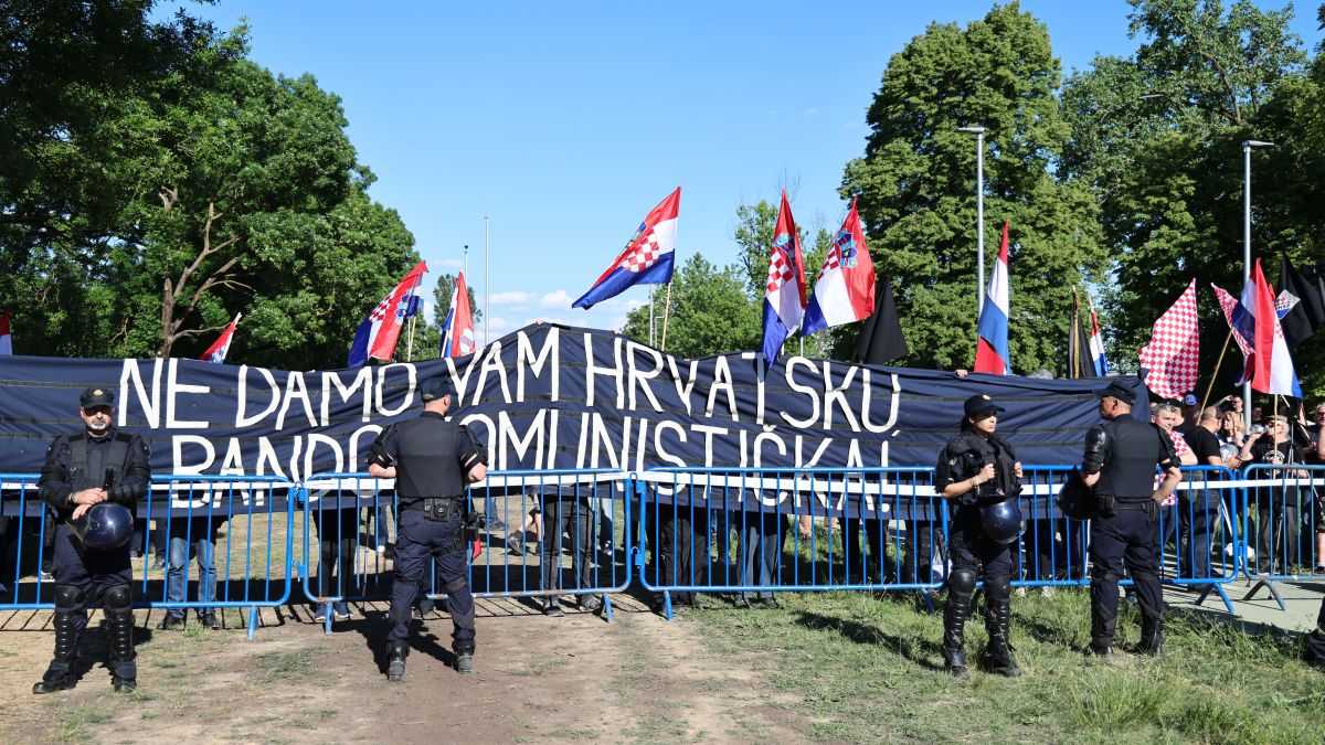 PROTIVNICI "TRNJANSKIH KRIJESOVA" S TRANSPARENTIMA PORUKE: "Ne damo vam Hrvatsku, bando komunistička” i "Zapamtite Vukovar"
