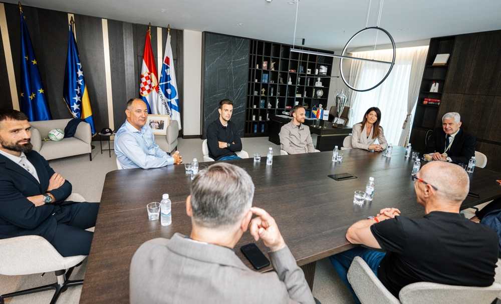 ČOVIĆ I FILIPOVIĆ: Zrinjski je značajan kolektiv koji svojim rezultatima nadilazi okvire natjecanja Vodstvo HDZ-a BiH sa Zrinjskim / Foto: HDZ BiH