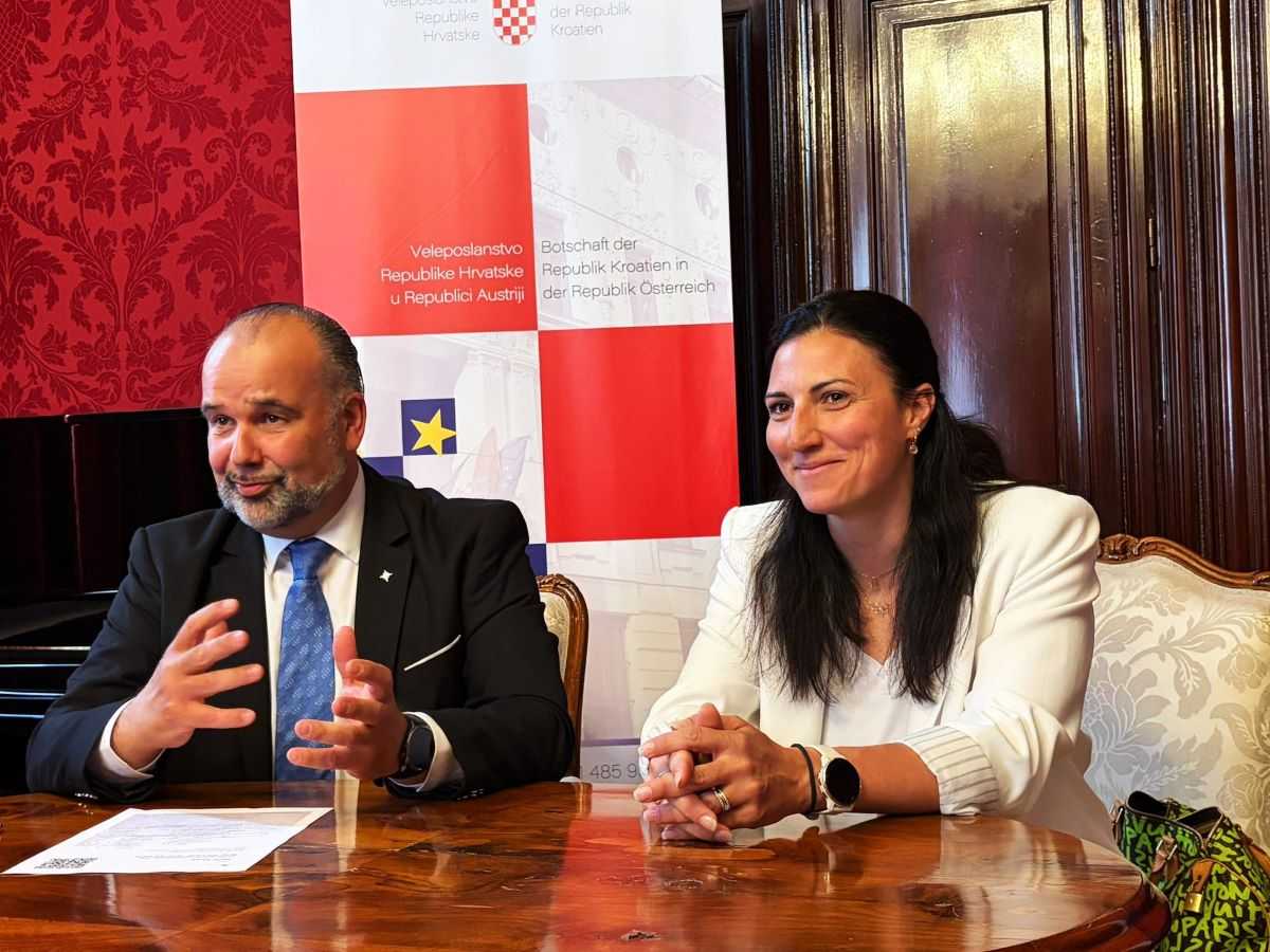 UNAPREĐENJE SURADNJE: Mirna Jukić Berger u hrvatskom Veleposlanstvu u Beču o zastupanju Hrvata iz Austrije u Savjetu Vlade RH Daniel Glunčić i Mirna Jukić / Foto: Fenix (Veleposlanstvo RH u Beču)