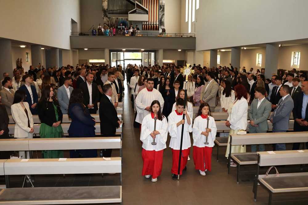 Sakrament krizme primilo 40 mladih iz HKZ Stuttgart-Zentrum / Foto: Fenix (Željko Cindrić)