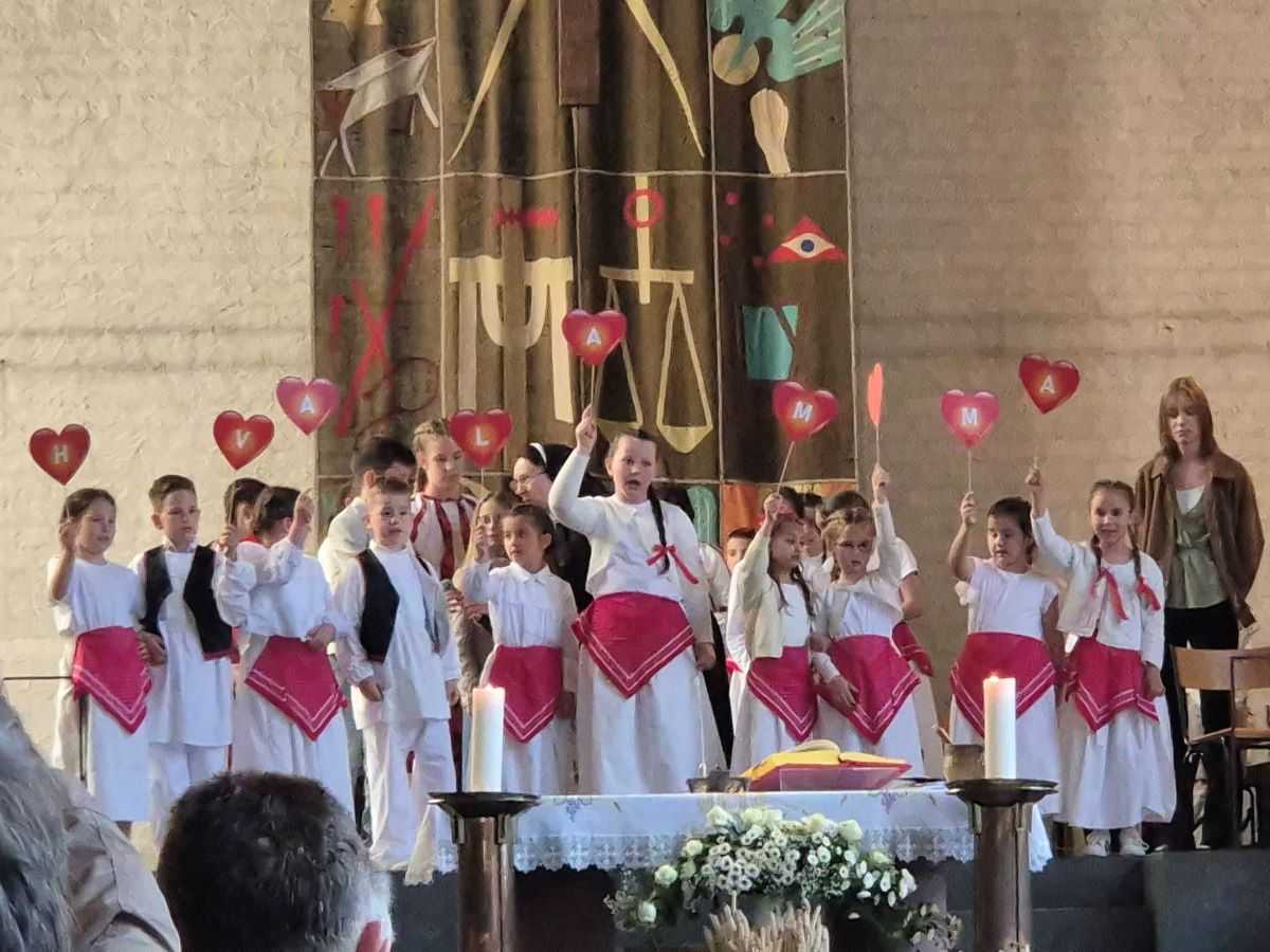 MAJČIN DAN U HKŽ WIESBADEN: Ne čujem više "Gdje ćeš, sine?" – dirljiva propovijed župnikova ganula vjernike MAJČIN DAN U HKŽ WIESBADEN: Ne čujem više "Gdje ćeš, sine?" – dirljiva propovijed župnikova ganula vjernike