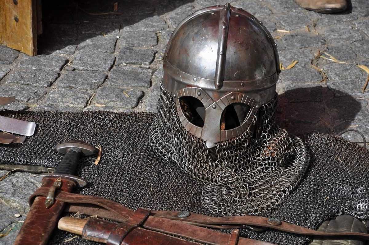 DER TEMPLERORDEN: Geschichte, Geheimnisse und authentische Ausrüstung der legendären Ritter DER TEMPLERORDEN: Geschichte, Geheimnisse und authentische Ausrüstung der legendären Ritter