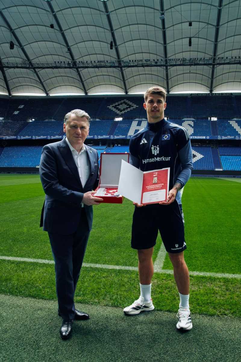 KROATISCHER NATIONALSPIELER IM FOKUS DES HSV: Generalkonsul Tušek überreicht Luka Vušković den Preis von Fenix-Magazin und Večernji list
