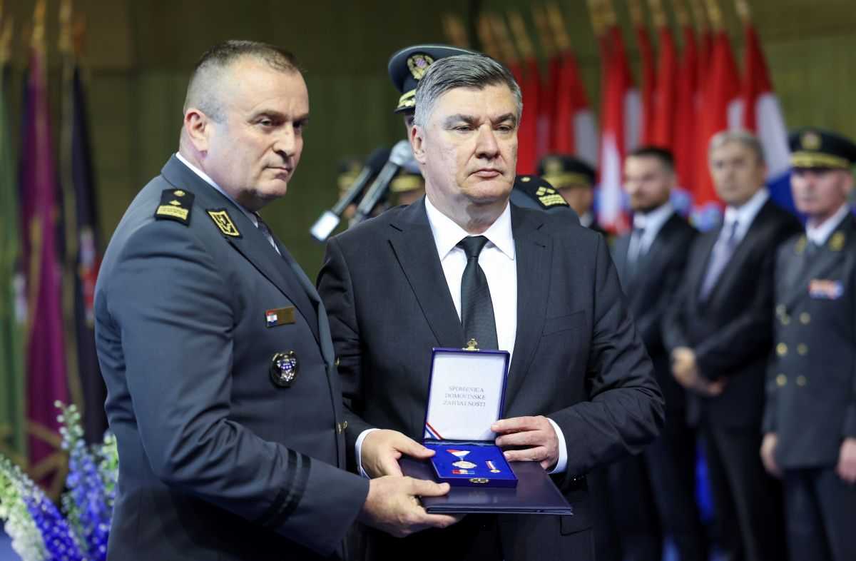 SVEČANOST POVODOM VELIKE OBLJETNICE: Milanović uručio odlikovanja i promaknuća pripadnicima Oružanih snaga SVEČANOST POVODOM VELIKE OBLJETNICE: Milanović uručio odlikovanja i promaknuća pripadnicima Oružanih snaga