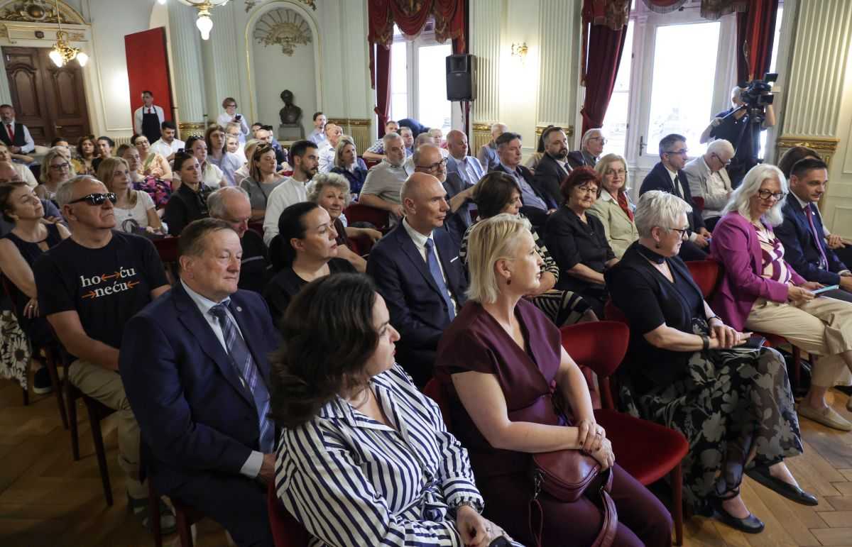 OKRUGLI STOL U ZAGREBU: Od BiH i Crne Gore do Njemačke i Kanade – kako Hrvati izvan domovine čuvaju svoj jezik OKRUGLI STOL U ZAGREBU: Od BiH i Crne Gore do Njemačke i Kanade – kako Hrvati izvan domovine čuvaju svoj jezik