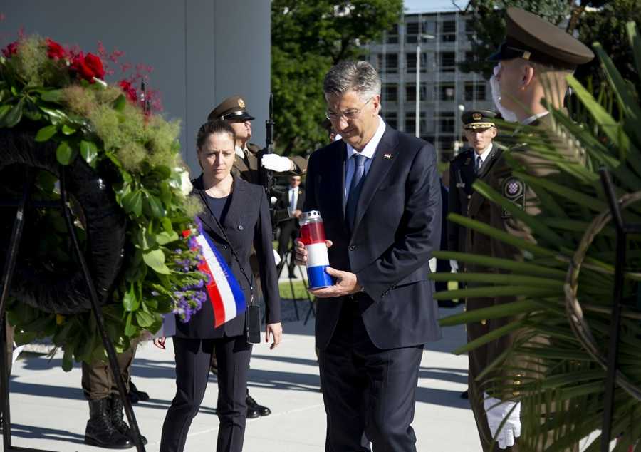 HRVATSKA SLAVI: Državni vrh položio vijence kod Spomenika domovini, na Oltaru domovine na Medvedgradu zapaljen vječni plamen Plenković i Jandroković polažu vijence kod Spomenika domovini