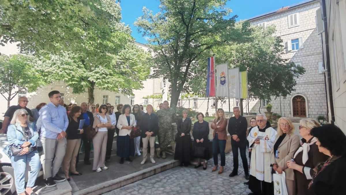 U ZNAK SJEĆANJE NA RATNU BOLNICU: Postavljena spomen-ploča posvećena svim zdravstvenim djelatnicima Sinja    