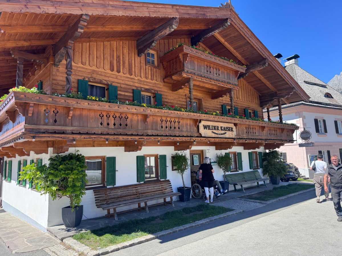 HRVATI U KUĆI „GORSKOG LIJEČNIKA“ - DER BERGDOKTOR: Došli smo kod doktora, a doktor na odmoru