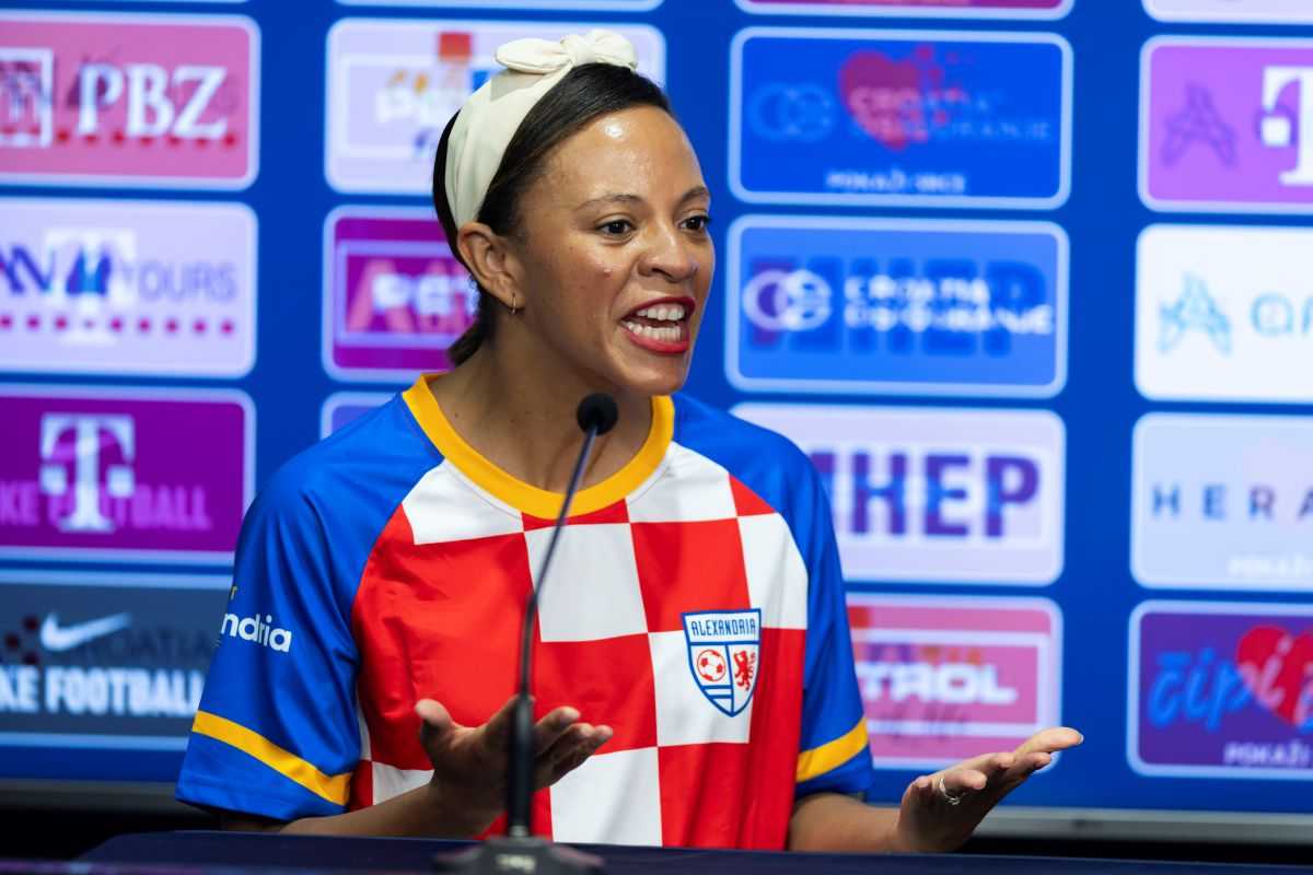 TRENING UZ ZVUKE TAMBURAŠA: Vatrene na prvom treningu pratilo 800 gledatelja, pjevala se i Thomsonova "Lijepa li si...