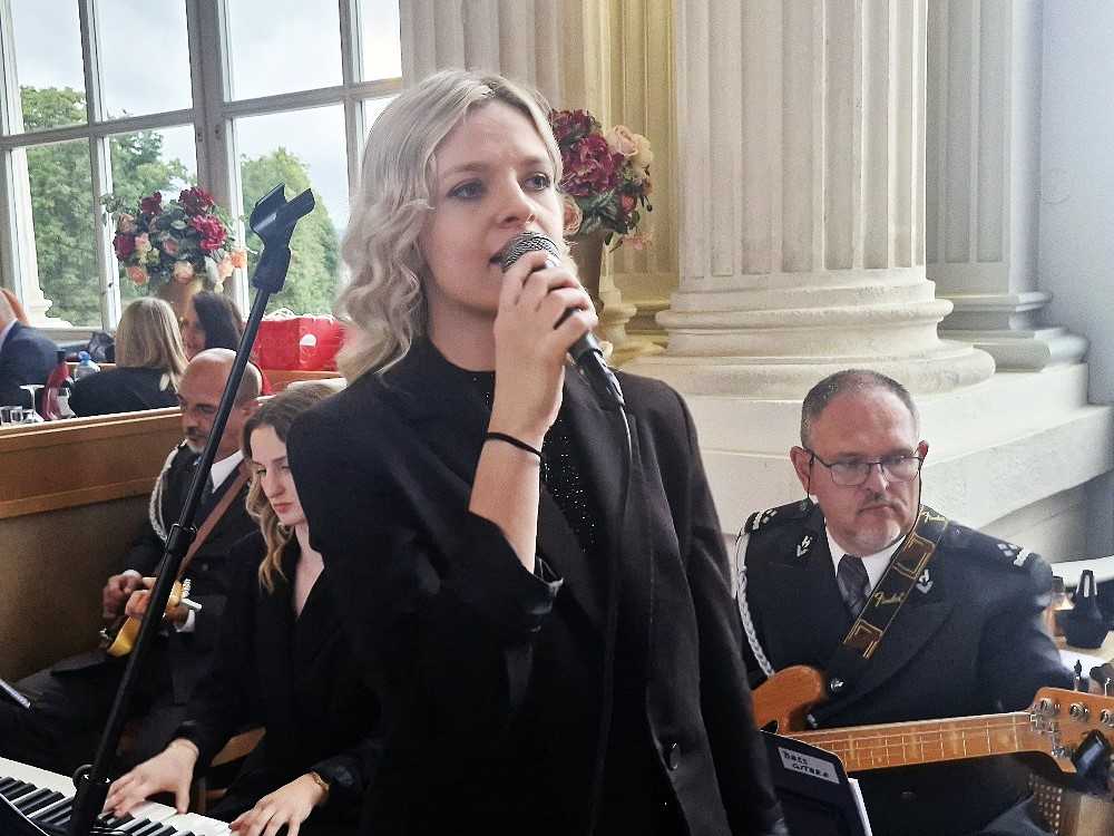UZ ZVUKE JAZZ ORKESTRA HV-A”: Hrvati u Austriji svečano u Beču obilježili Dan državnosti i Dan oružanih snaga RH. Među uzvanicima i ministar Anušić sopranistica Nika Pastuović