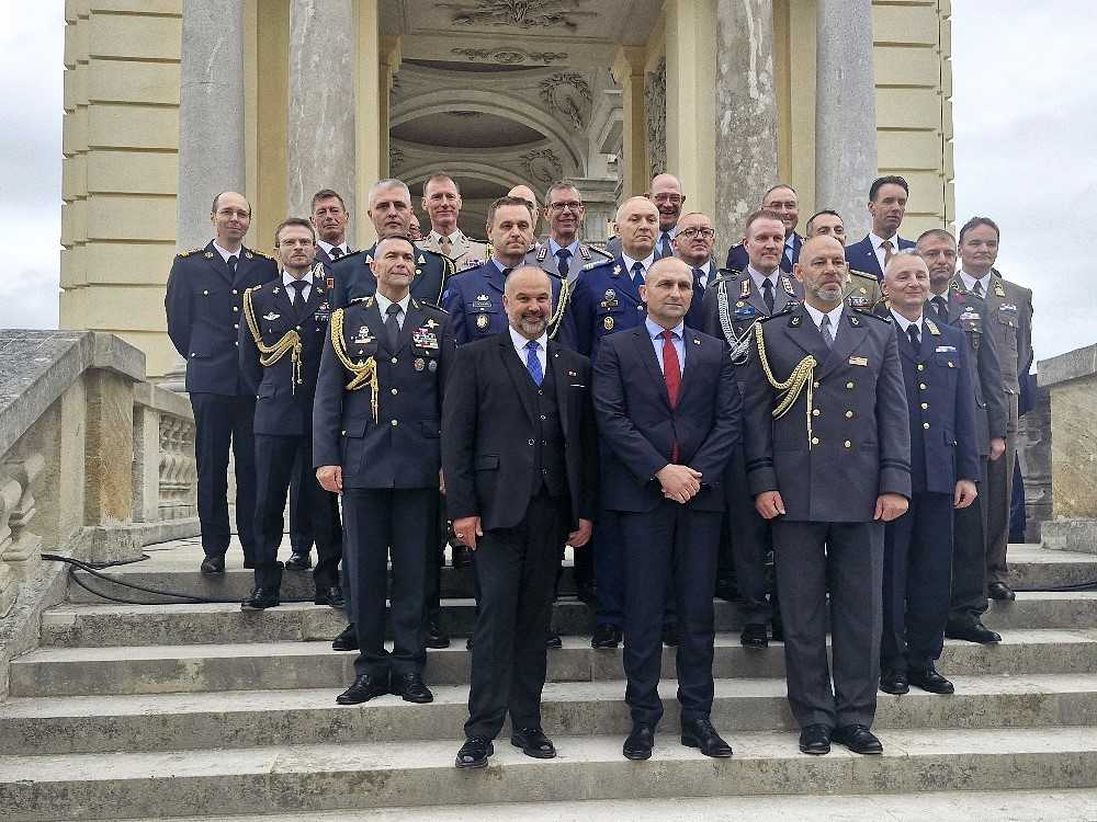 UZ ZVUKE JAZZ ORKESTRA HV-A”: Hrvati u Austriji svečano u Beču obilježili Dan državnosti i Dan oružanih snaga RH. Među uzvanicima i ministar Anušić ministar Anušić s predstavnicima Oružanih snaga