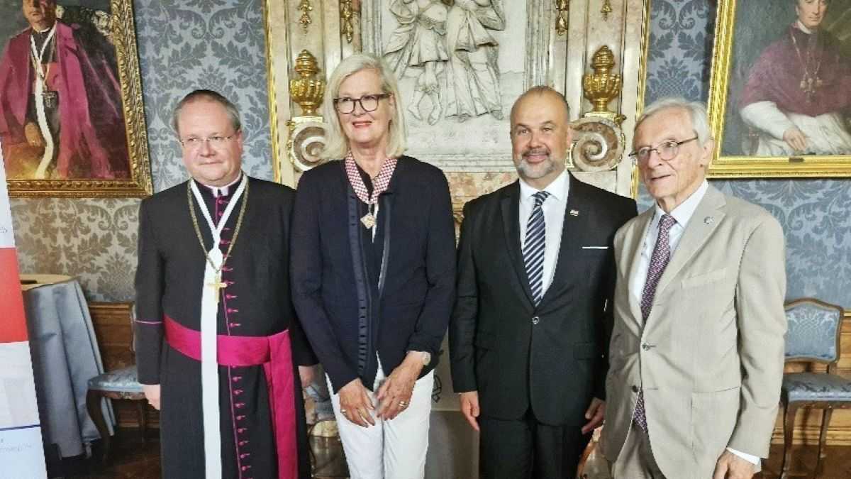 BEČ: Bivšoj šefici austrijske diplomacije Ursuli Plassnik uručeno odličje “Red kneza Trpimira s ogrlicom i Danicom” BEČ: Bivšoj šefici austrijske diplomacije Ursuli Plassnik uručeno odličje “Red kneza Trpimira s ogrlicom i Danicom”