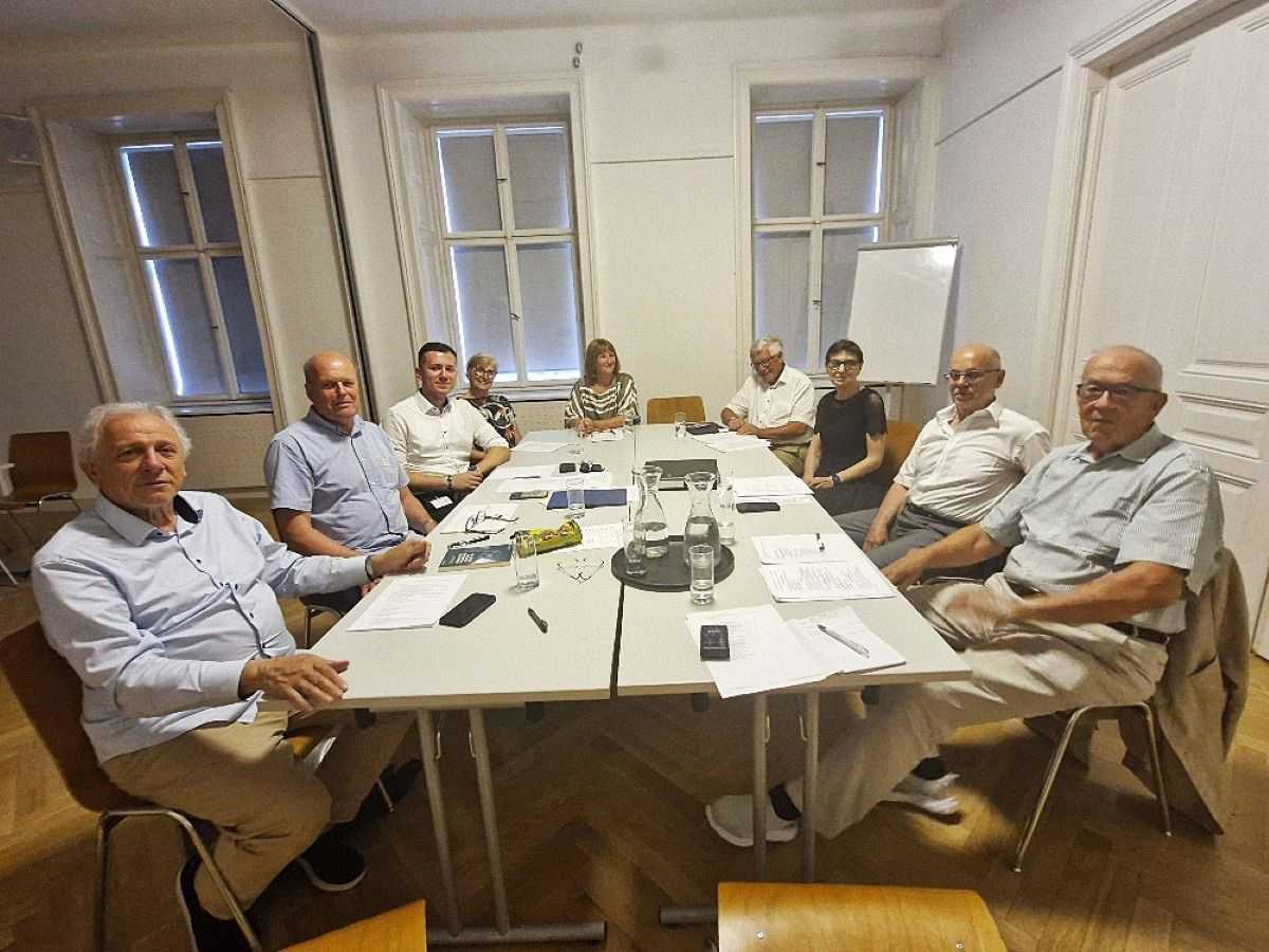 IZBORNA SJEDNICA: Izabrano predsjedništvo Društva za potporu Školskog društva “Rešetarić”, osnivača Hrvatske škole u Beču. Daniela Reinisch predsjednica