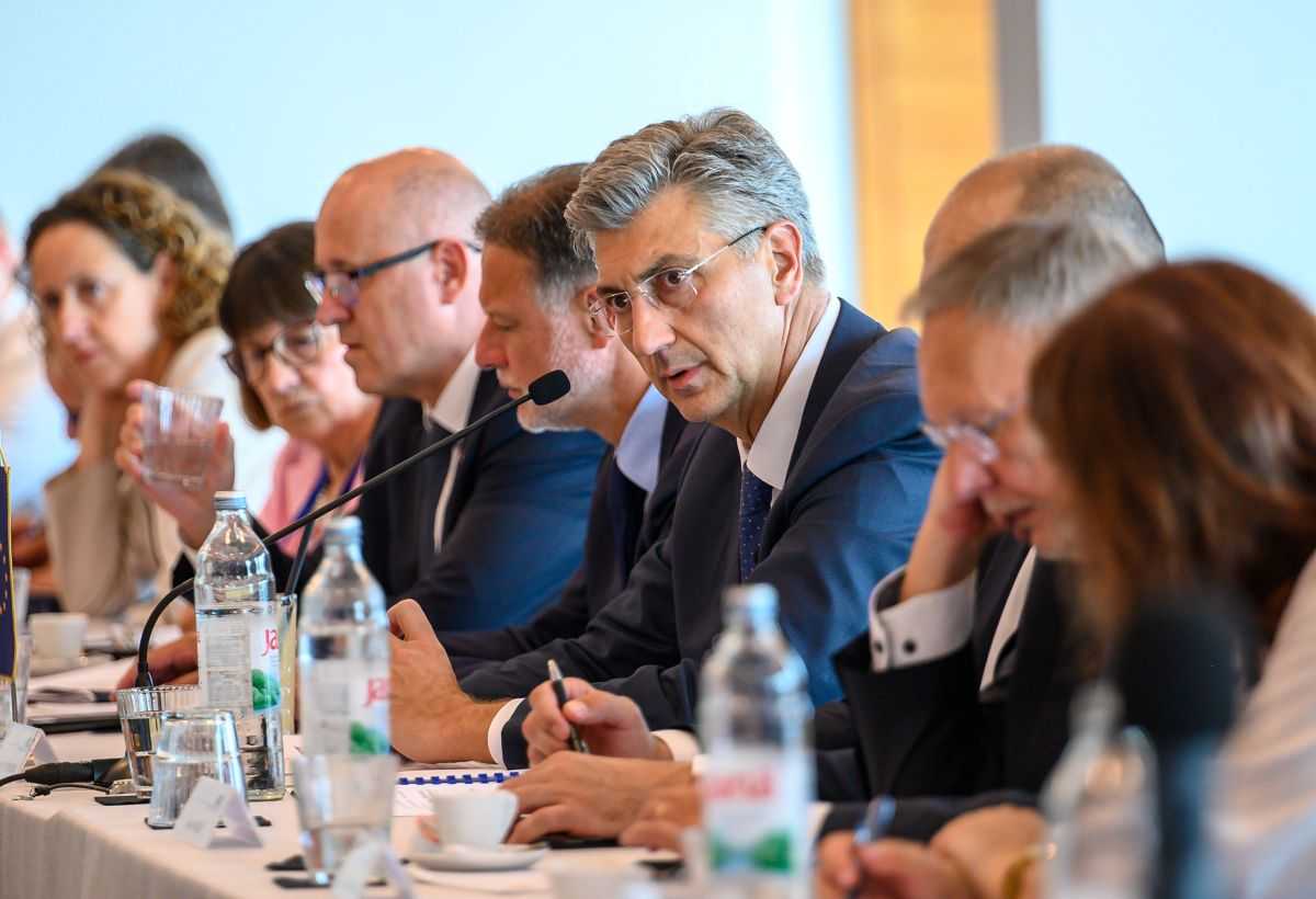 VODSTVO DVAJU HDZ-a U DUBROVNIKU: Zajednička potpora europskim integracijama BiH i ustavnoj ravnopravnosti Hrvata VODSTVO DVAJU HDZ-a U DUBROVNIKU: Zajednička potpora europskim integracijama BiH i ustavnoj ravnopravnosti Hrvata