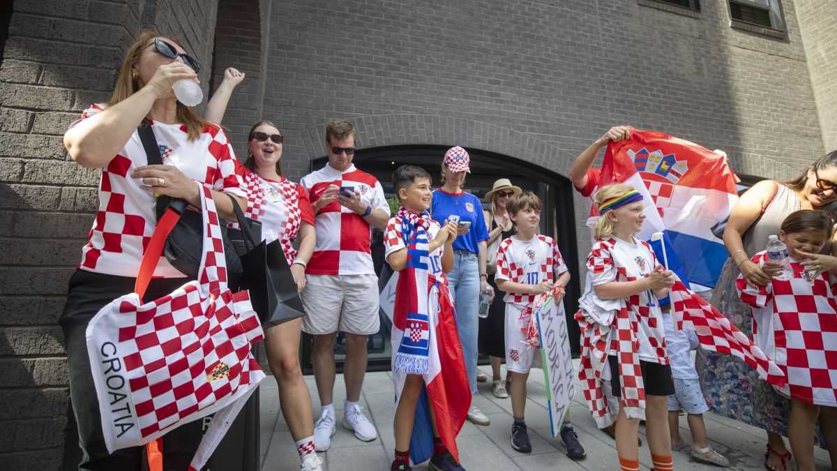 VATRENI STIGLI U AMERIKU: Luku Modrića i suigrače ispred hotela dočekalo 100-tinjak navijača