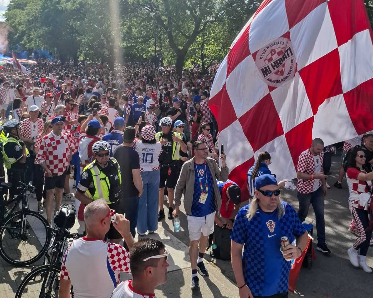TORONTO: Tisuće hrvatskih navijača u korteu išli na utakmicu "Vatrenih" protiv Paname TORONTO: Tisuće hrvatskih navijača u korteu išli na utakmicu "Vatrenih" protiv Paname