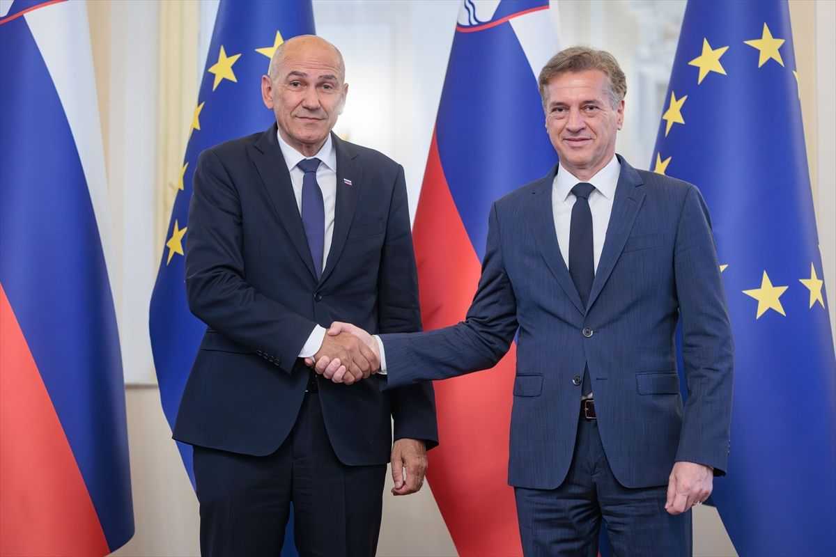 LJUBLJANA: Nova slovenska vlada na čelu s Janezom Janšom stupila na dužnost LJUBLJANA: Nova slovenska vlada na čelu s Janezom Janšom stupila na dužnost