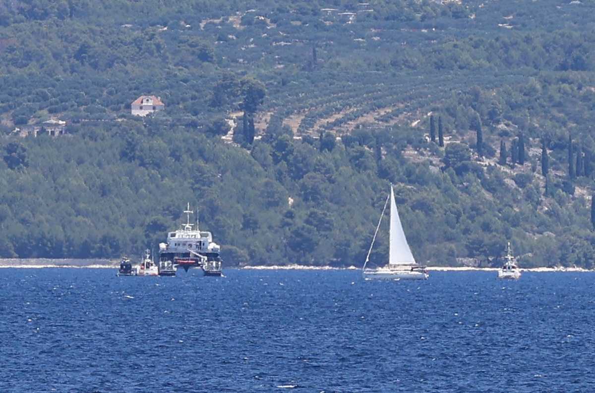 Stomorska, 14.06.2026. - U pomorskoj nesreći u nedjelju prijepodne između Šolte i Brača sudarili su se katamaran i jedrilica, izvijestila je splitsko-dalmatinska policija, a prema prvim informacijama ima ozljeđenih osoba. Na fotografiji katamaran i žurne službe. / Foto HINA