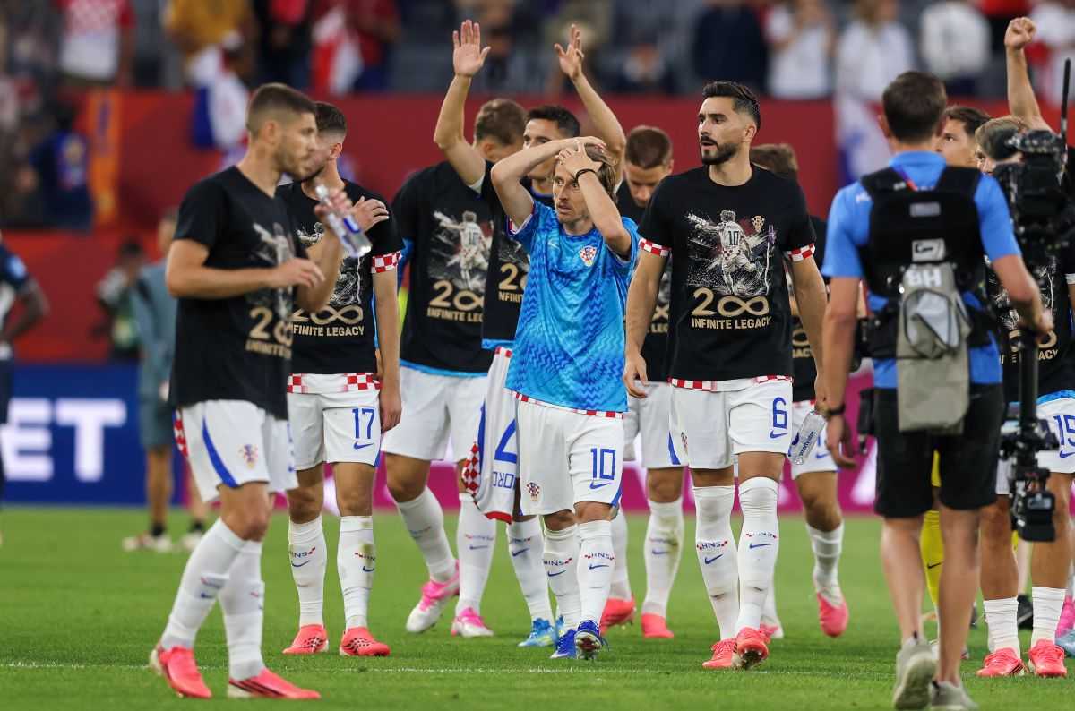 NJEMAČKI MEDIJI: Dirljiva gesta hrvatskih zvijezda, Modrića za 200-ti nastup iznenadili majicama s njegovim likom NJEMAČKI MEDIJI: Dirljiva gesta hrvatskih zvijezda, Modrića za 200-ti nastup iznenadili majicama s njegovim likom