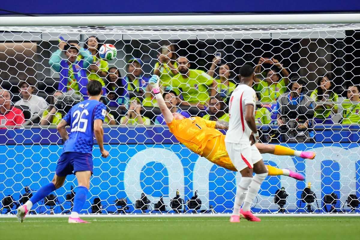 SLAVLJE ENGLEZA: Vatreni pali u drugom poluvremenu, Livaković spašavao od većeg poraza SLAVLJE ENGLEZA: Vatreni pali u drugom poluvremenu, Livaković spašavao od većeg poraza