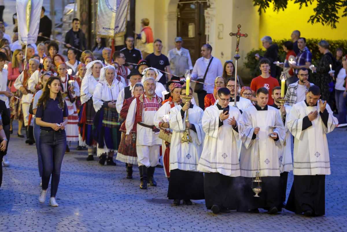 ZAGREB: Proslavljena svetkovina Majke Božje od Kamenitih vrata ZAGREB: Proslavljena svetkovina Majke Božje od Kamenitih vrata