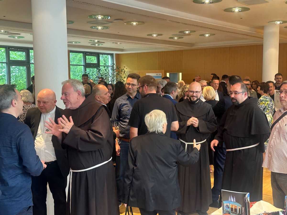 U MÜNCHENU PROSLAVLJEN DAN DRŽAVNOSTI RH: Među 250 uzvanika i gostiju i bavarska ministrica Judith Gerlach Proslava Dana državnosti RH u Münchenu / Foto: Fenix (SIM)