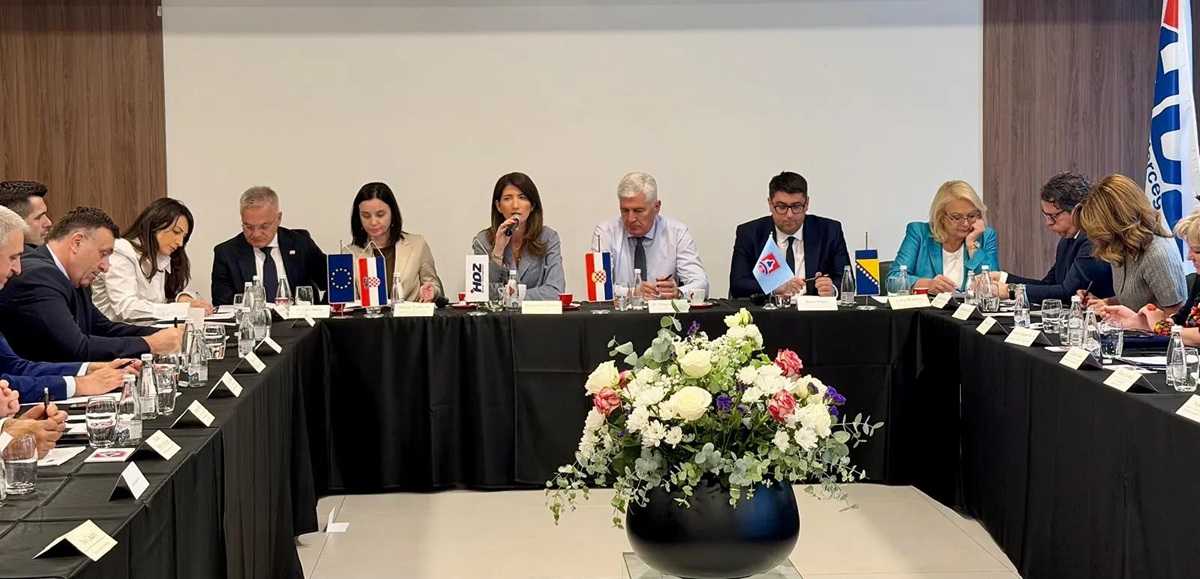 DUŽNOSNICI HDZ-a BiH i VLADE RH U KREŠEVU: Kako projekti Vlade RH mijenjaju lokalne zajednice u BiH Održan 32. Koordinacijski sastanak HDZ-a BiH u Kreševu / Foto: HDZ BiH