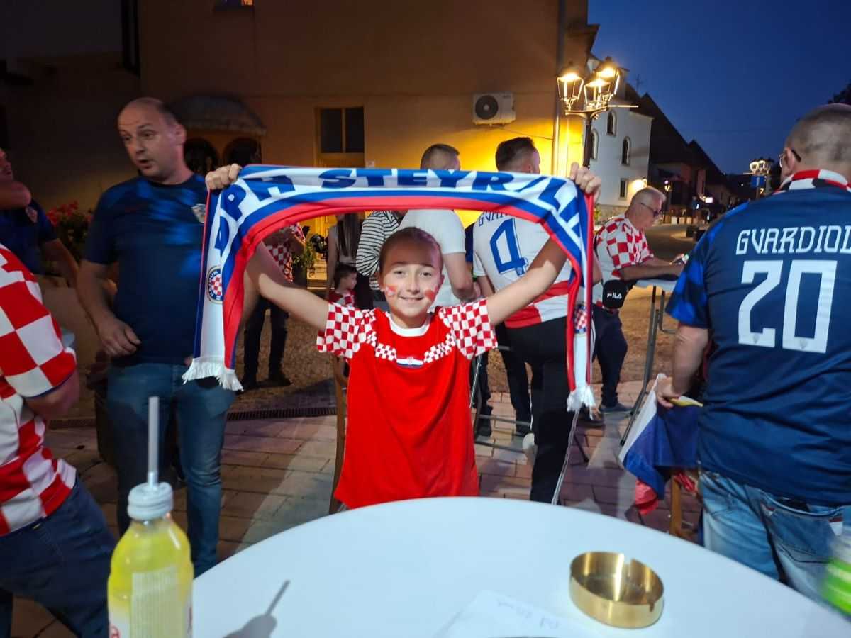 ZAJEDNO ZA HRVATSKU I BIH: Hrvati i Bošnjaci u Jajcu prate Svjetsko prvenstvo ZAJEDNO ZA HRVATSKU I BIH: Hrvati i Bošnjaci u Jajcu prate Svjetsko prvenstvo