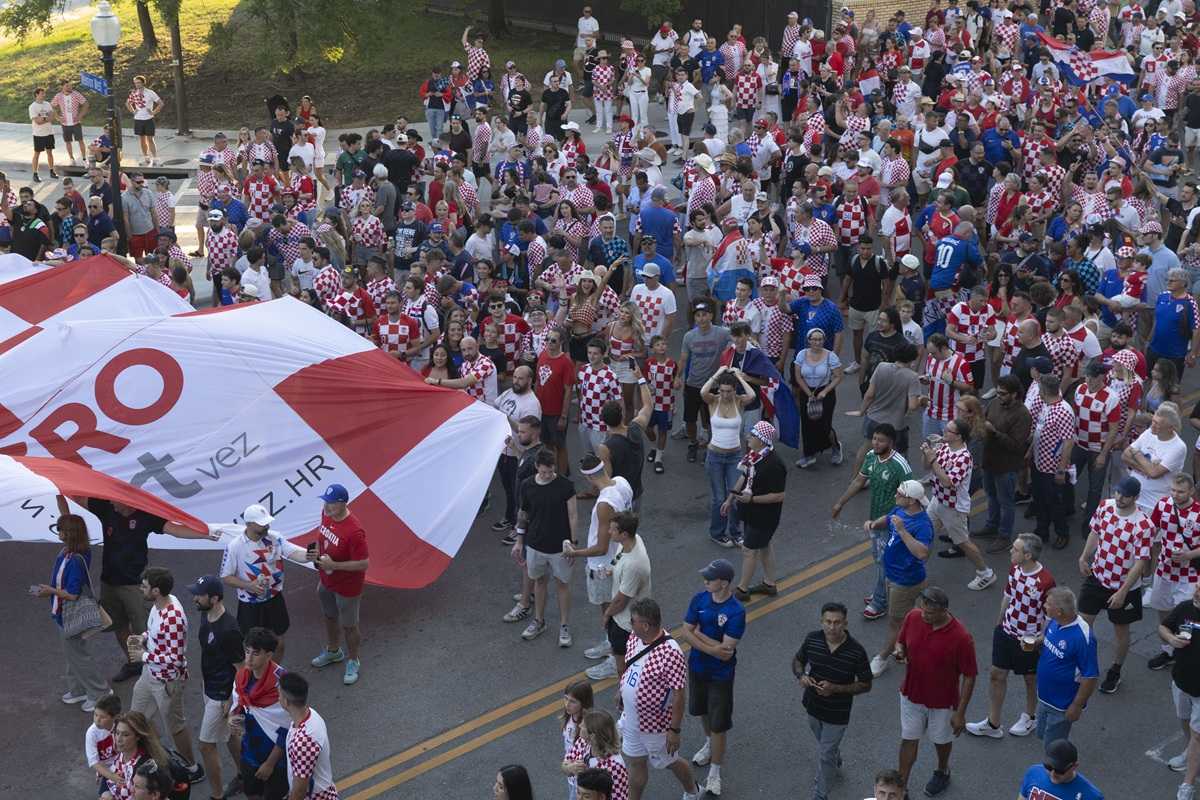 KAO USRED ZAGREBA: Tisuće hrvatskih navijača okupirale Dallas, Amerikanci u šoku Povorka hrvatskih navijača u središtu Dallasa / Foto: Hina