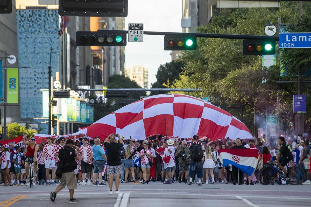 KAO USRED ZAGREBA: Tisuće hrvatskih navijača okupirale Dallas, Amerikanci u šoku Povorka hrvatskih navijača u središtu Dallasa / Foto: Hina