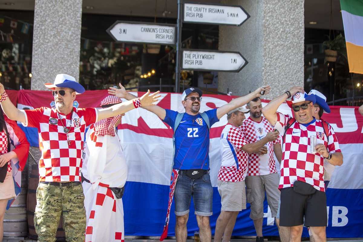 KAO USRED ZAGREBA: Tisuće hrvatskih navijača okupirale Dallas, Amerikanci u šoku Povorka hrvatskih navijača u središtu Dallasa / Foto: Hina