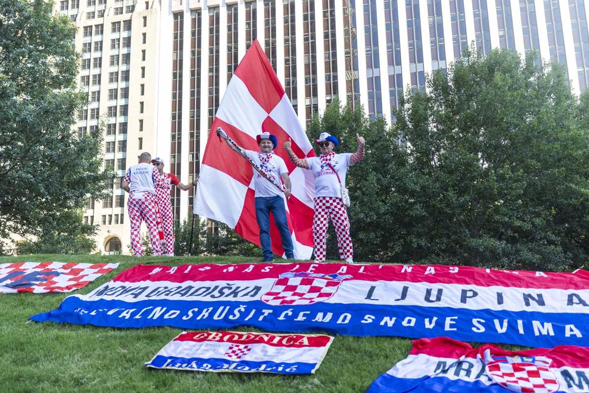 KAO USRED ZAGREBA: Tisuće hrvatskih navijača okupirale Dallas, Amerikanci u šoku Povorka hrvatskih navijača u središtu Dallasa / Foto: Hina