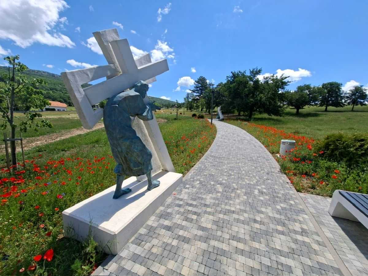 LIVANJSKA KALVARIJA: Impresivan Križni put - novo mjesto molitve i promišljanja LIVANJSKA KALVARIJA: Impresivan Križni put - novo mjesto molitve i promišljanja