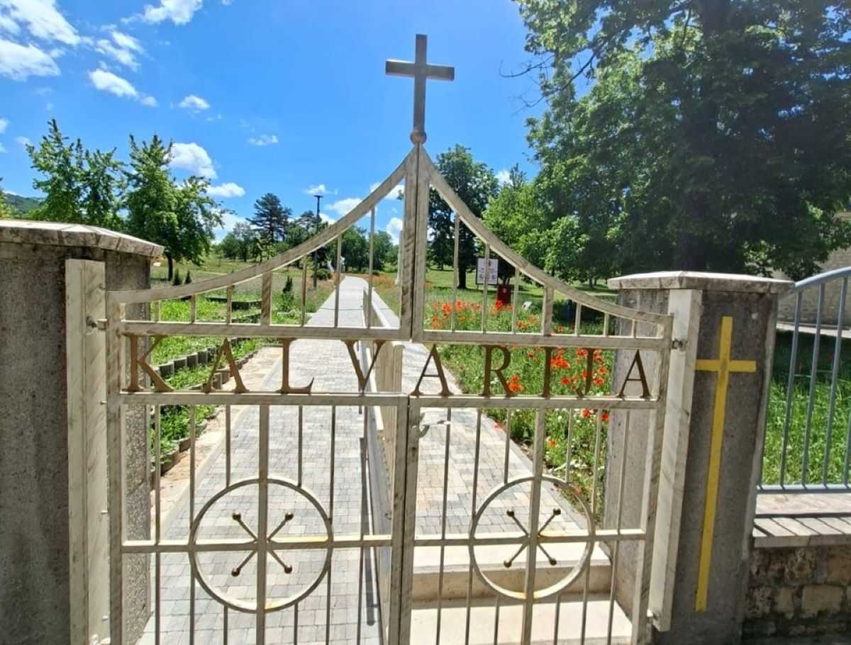 LIVANJSKA KALVARIJA: Impresivan Križni put - novo mjesto molitve i promišljanja LIVANJSKA KALVARIJA: Impresivan Križni put - novo mjesto molitve i promišljanja