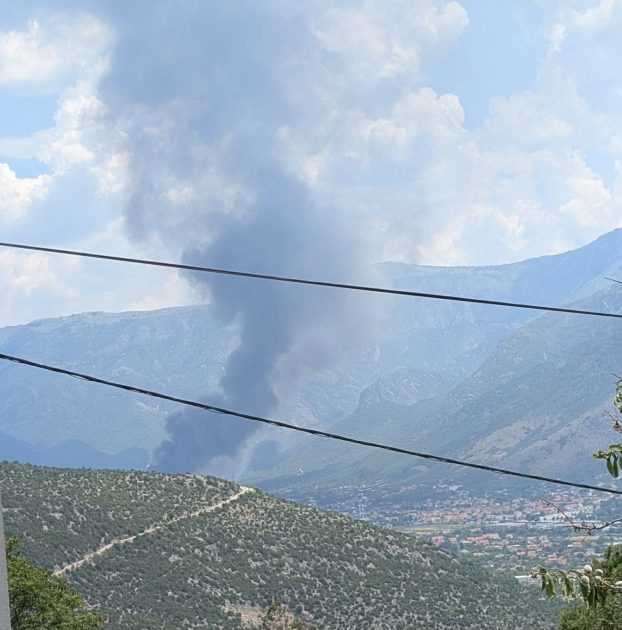 ZRAK OPASAN ZA DISANJE: U Mostaru izbio veliki požar Oblak dima iznad Mostara / Foto: Fenix (BS)