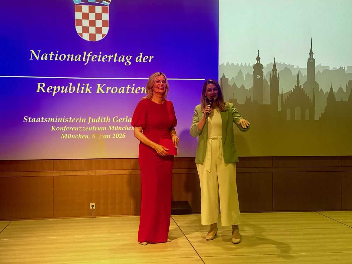 U MÜNCHENU PROSLAVLJEN DAN DRŽAVNOSTI RH: Među 250 uzvanika i gostiju i bavarska ministrica Judith Gerlach Voditeljica Susanne Franke i ministrica Judith Gerlach / Foto: Fenix (SIM)