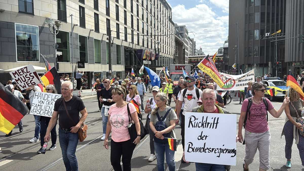 BERLIN POD POLICIJSKOM OPSADOM: Tisuće na ulicama protiv migracija, poreza i reformi Prosvjedi u Berlinu / Foto: Anadolu