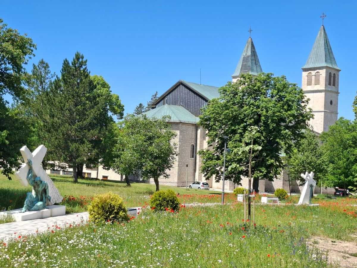 LIVANJSKA KALVARIJA: Impresivan Križni put - novo mjesto molitve i promišljanja LIVANJSKA KALVARIJA: Impresivan Križni put - novo mjesto molitve i promišljanja
