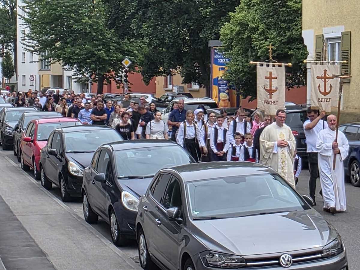 SVJEDOČANSTVO VJERE HRVATSKIH KATOLIKA: Vjernici hrvatskih zajednica u Njemačkoj proslavili blagdan Tijelova Tijelovo u Feuerbachu / Foto: Fenix (Željko Cindrić)