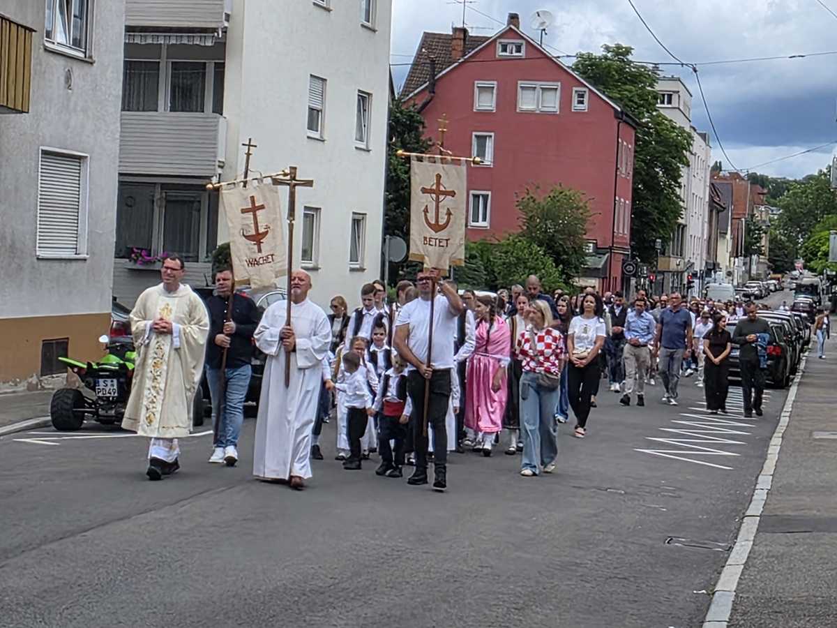 SVJEDOČANSTVO VJERE HRVATSKIH KATOLIKA: Vjernici hrvatskih zajednica u Njemačkoj proslavili blagdan Tijelova Tijelovo u Feuerbachu / Foto: Fenix (Željko Cindrić)